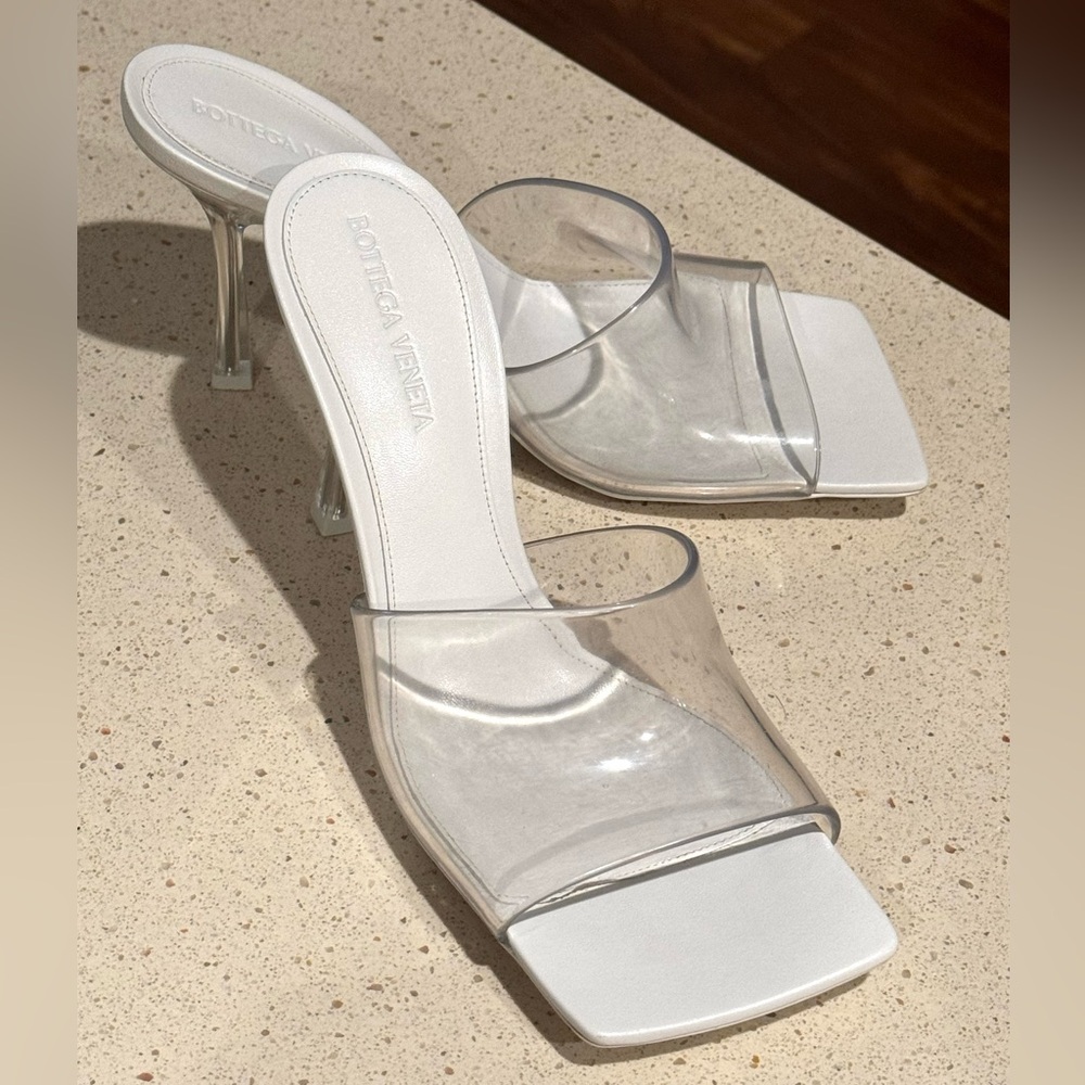 Like new worn once Bottega 100 percent guaranteed authentic. Gorgeous